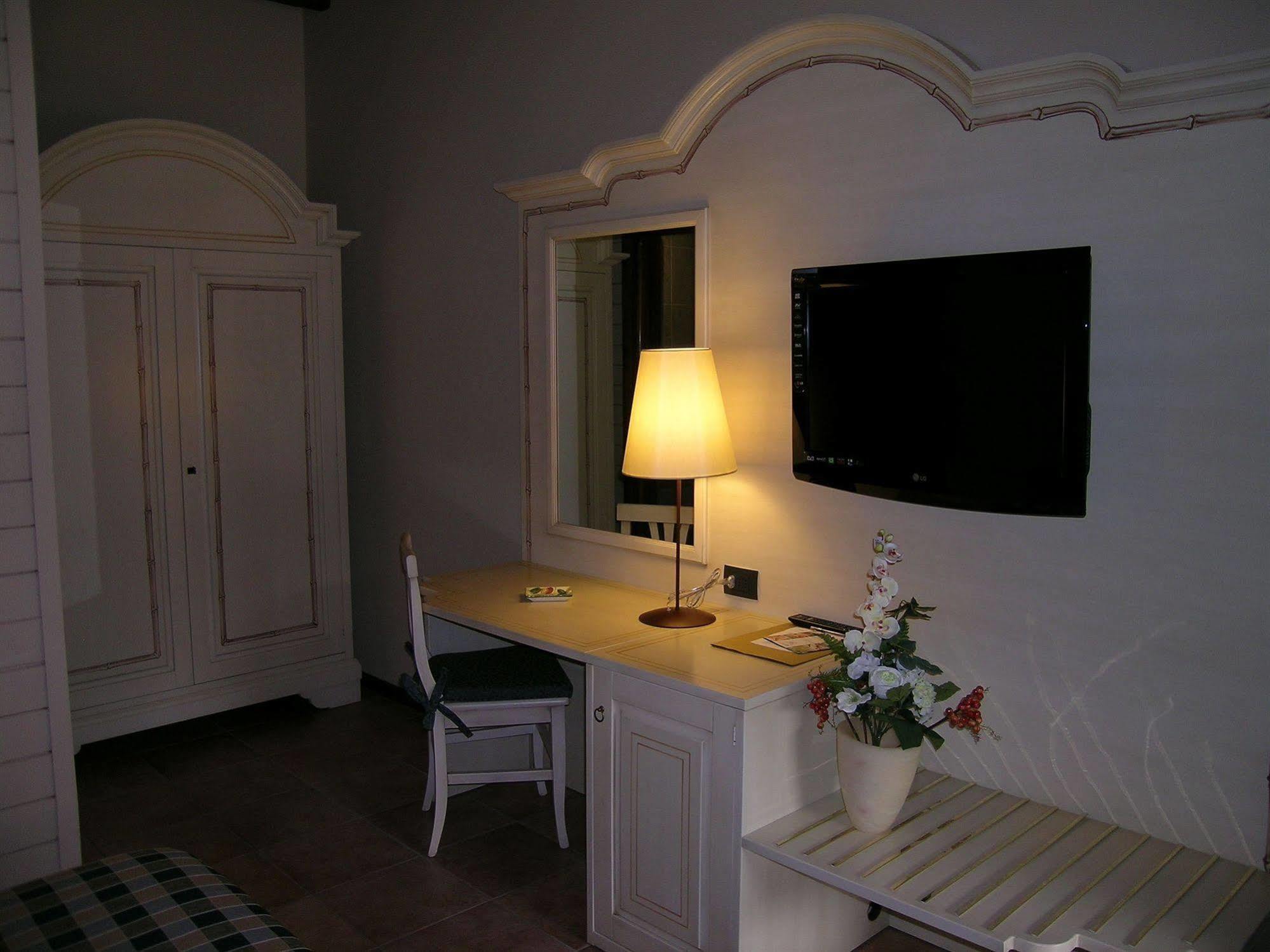 Motel 7 Laghi Castelletto Di Branduzzo Bagian luar foto